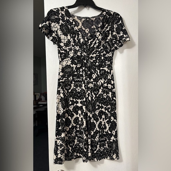 Daisy Fuentes Elegant Black and White Floral Dress size xsmall - Picture 1 of 1